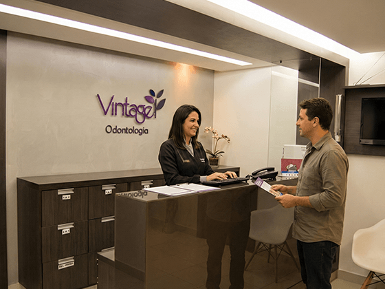 Dentista planejando tratamento estético para paciente do Alphaville Flamboyant