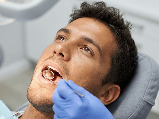 Dentista especialista demonstrando alinhador transparente para paciente em Goiânia