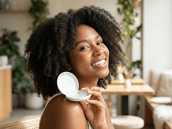 Paciente sorrindo com alinhador transparente Invisalign em clínica odontológica de Goiânia