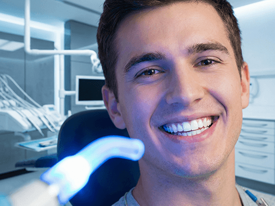 Paciente utilizando aparelho ortodôntico invisível transparente em clínica de Goiânia